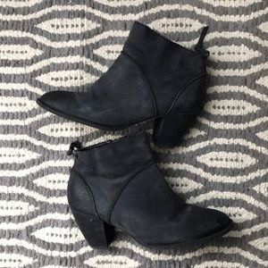 Black Leather Tesori Ankle Bootie 8.5W